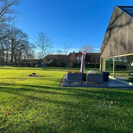 Dom wakacyjny Architect's House With Nature View